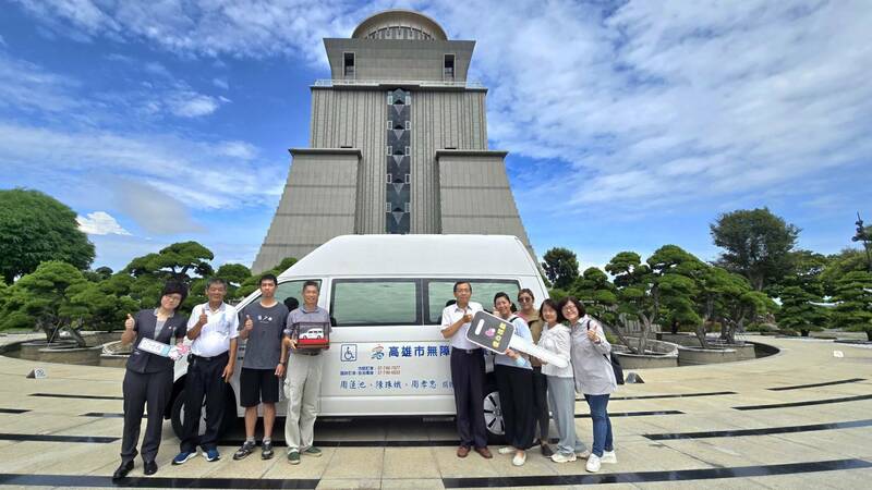 為不讓母親的善心因離世而消逝，男子周孝忠捐贈1部復康巴士給高市交通局。（岡山大吉座提供）