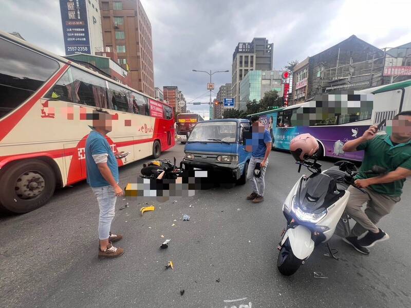 郭女騎車與貨車發生車禍。（記者王冠仁翻攝）