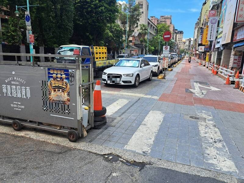 台北市大同區寧夏路是知名的「寧夏夜市」觀光景點地点地，如今將採半封閉相貌修路。（台北市新建工程處提供）