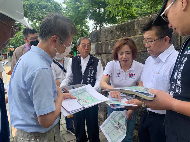 國立台中科技大學南屯校區預計年底驗收校舍工程，圖為施工協調情形。（何欣純提供）