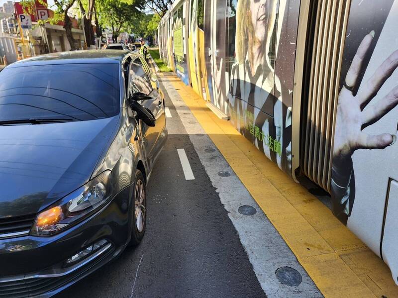 轎車違規迴轉 高雄輕軌列車又被Ａ了 - 社會 - 自由時報電子報