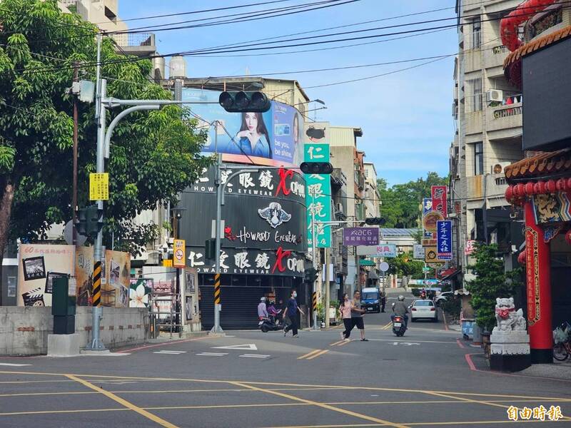 苗栗市三角公園於天雲街與中正路、光復路交接2端路口，近期裝設上紅綠燈，預計9月底啟用。（記者彭健禮攝）