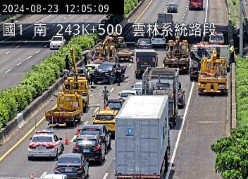 國道1號南下243公里雲林路段傳出5車追撞，1名貨車人員受困，救護人員趕緊前往現場馳援。（翻攝自國道即時影像）