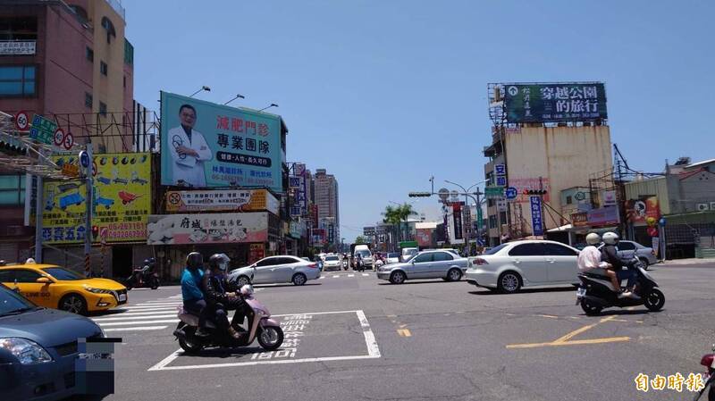 台南市區24日零時起，全面取消強制機車2段式左轉。（記者洪瑞琴攝）