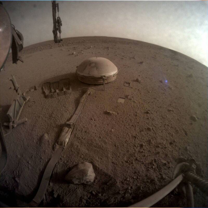 「洞察號」（Mars Insight Lander）在火星上所拍的最後一張影像。（路透社）
