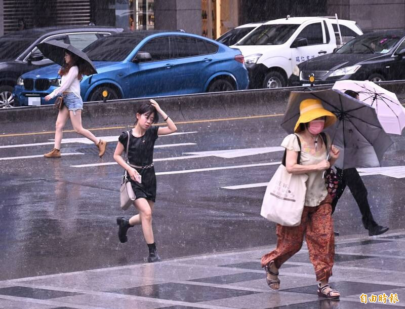 氣象署指出，週六午後西半部地區及東半部山區有局部短暫雷陣雨，中南部地區降雨機率較為提高。（資料照）