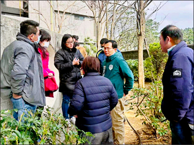 新竹市客雅水資源回收中心二期擴建工程因中央辦理園區的接管計畫而中途結算，導致擴建工程因而延宕，市議員曾資程憂許多住戶都願意接管，卻苦無工法可施做，未來也會影響污水處理量能。（曾資程提供）