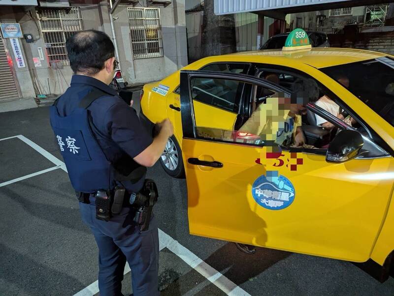 大甲警分局將男子送回家。（民眾提供）