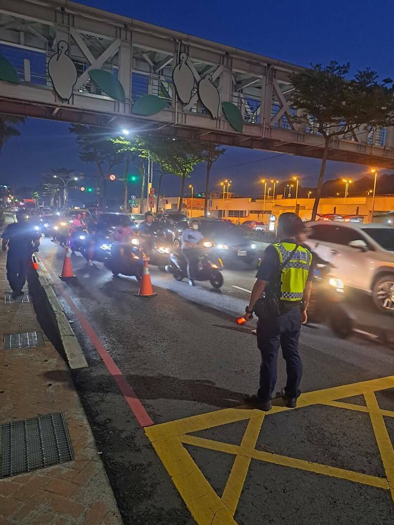 新北市淡水中正東路昨尖峰時段一輛大吊車拋錨擋路，警方趕抵疏導交通，聯繫業者派員排除，截至事發後3個半小時，總算排除路障，交通恢復順暢。（記者吳仁捷翻攝）