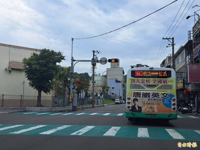 新竹市府已完成南區通學專車的發包，將等開學後進行育賢國中學生搭乘需求統計，預計9月中旬就可上路。圖為公車圖，非5604公車。（記者洪美秀攝）