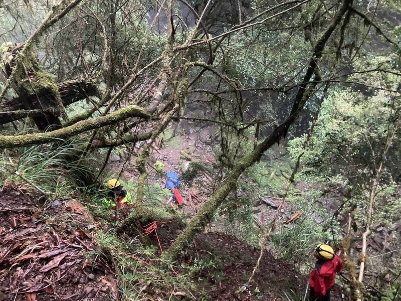 救援人員到阿里山鄉特富野古道山谷救援。（民眾提供）