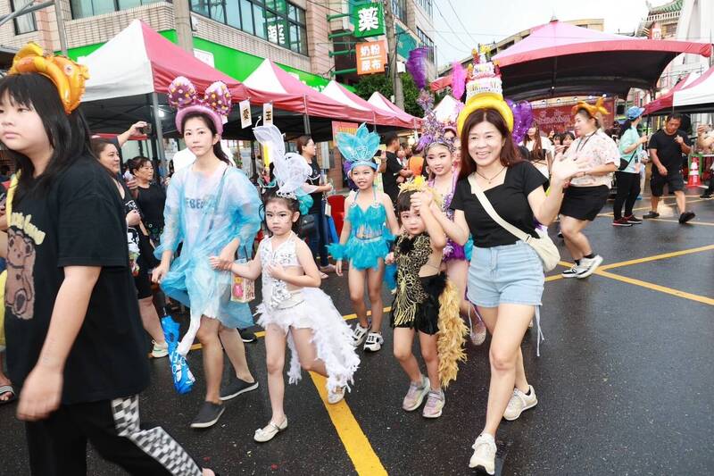 竹山大士爺文化祭近千人浩浩蕩蕩踩街。（南投縣政府提供）