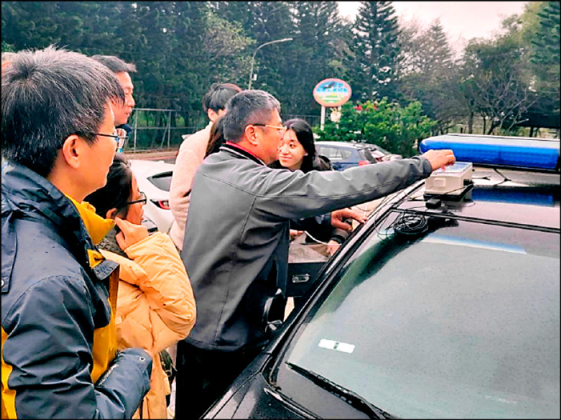 中央大學地球科學院大氣系團隊在社區巡守隊車輛安裝移動式車載系統。（空污防災巡護協會提供）