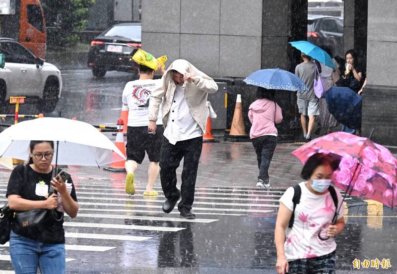 氣象署指出，週日午後西半部地區及各山區有局部短暫雷陣雨，並有局部大雨發生的機率。（資料照）