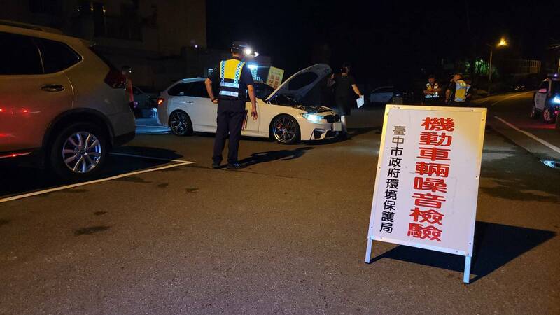 台中市和平警分局在台八線執行「環、警、監聯合稽查」及「淨牌專案」，攔查違規車輛。（民眾提供）