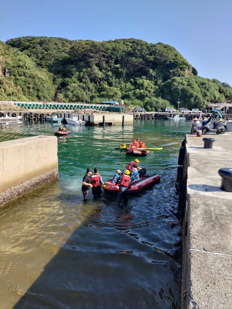 一對男女結伴到新北市金山區雙燭台海域划立槳，被浪帶走，還好新北市消防隊、海巡出動3艘船艇，及時將2人平安救回。 （記者林嘉東翻攝）