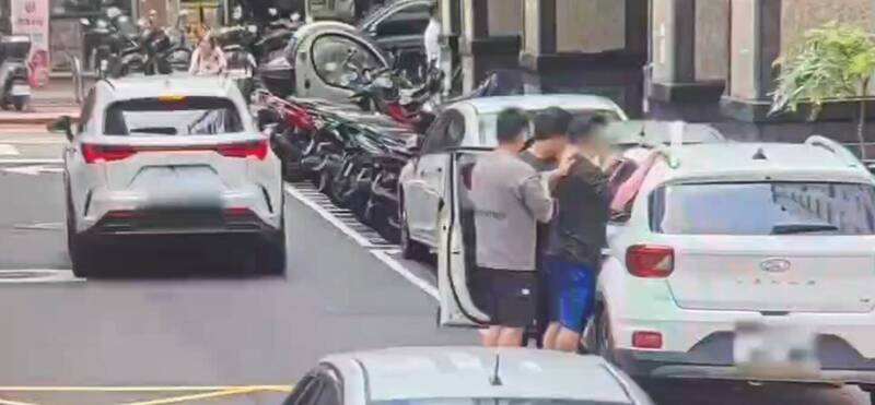 埋伏警力趁雙方在車上交易時，上前敲車窗逮捕韓姓車手。（記者陸運鋒翻攝）