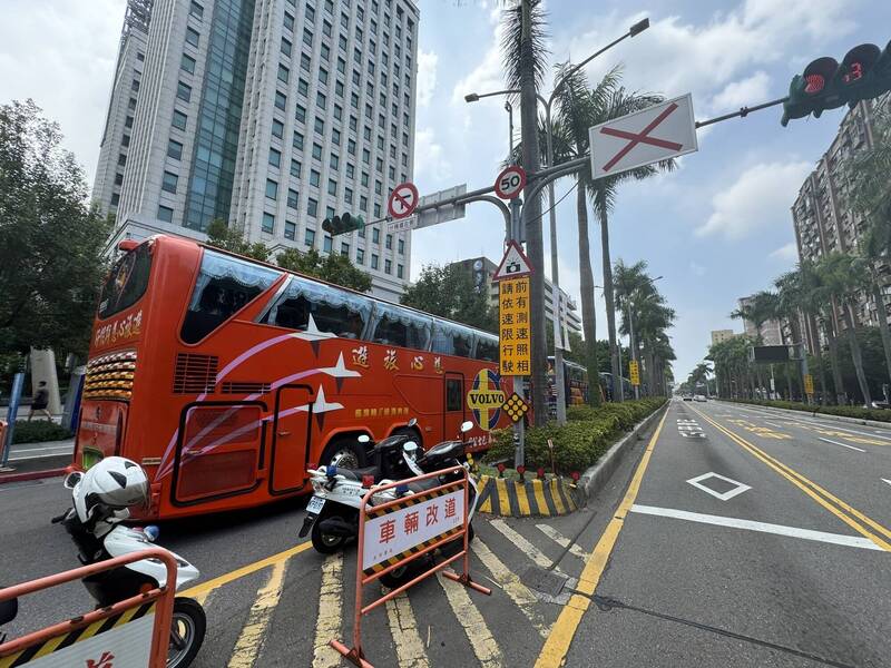 今天有遊覽車司機前往交通部外抗議。（記者王冠仁翻攝）