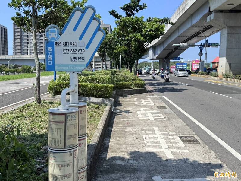 新北市淡水區商工路口旁公車站無遮蔭處，民眾反映太熱。（記者羅國嘉攝）