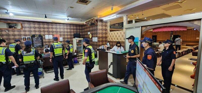 屏東警方在暑假擴大臨檢，其中棋牌館、桌遊店成重點。（警方提供）