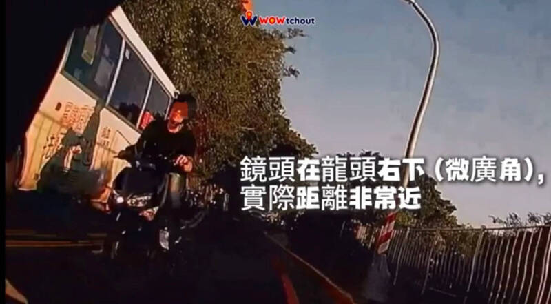 高雄市鼓山區蓮海路上有機車逆向跨越雙黃線，險與對向車輛發生碰撞，民眾將行車記錄器影片po網。（取自網路）