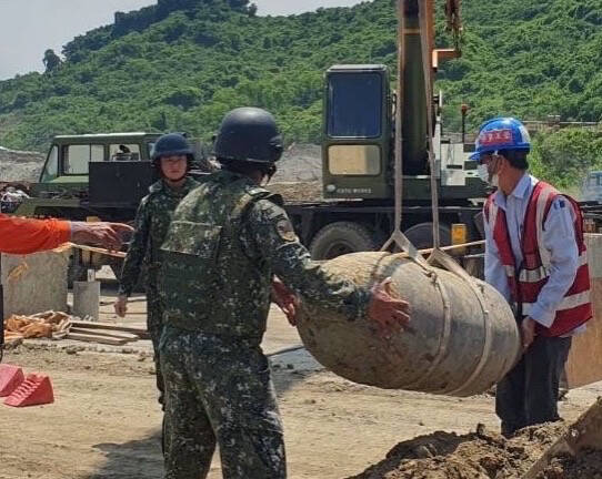 高雄煉油廠廠挖到近千磅未爆彈，軍方鑑出「空用炸彈」緊急運入庫房。（讀者提供）