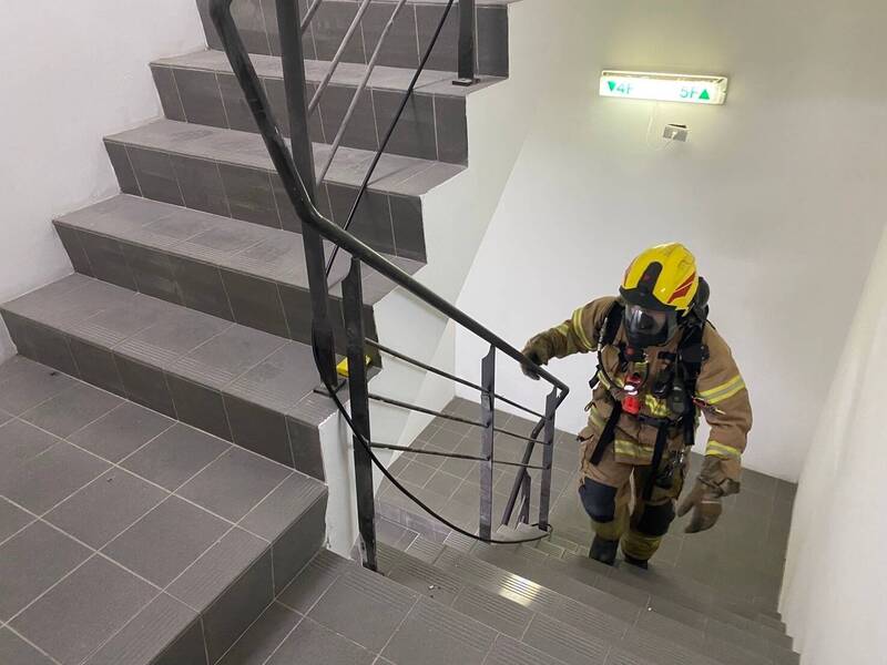 南科週邊大樓發展迅速 打火弟兄高建築著裝爬梯訓練