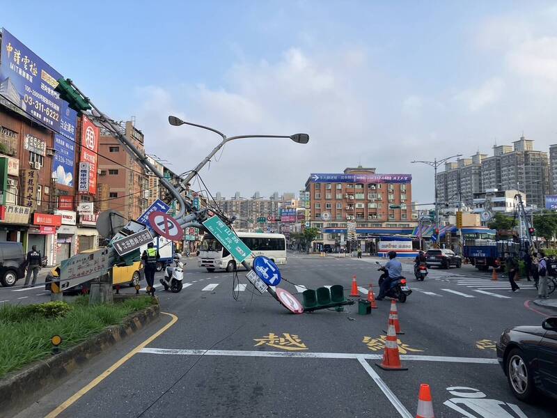 桃園市蘆竹區南崁中正路、南山路一段路口，今天上午發生大貨車吊臂勾到電纜線造成號誌桿、號誌傾倒，釀成南崁大塞車。（記者余瑞仁翻攝）