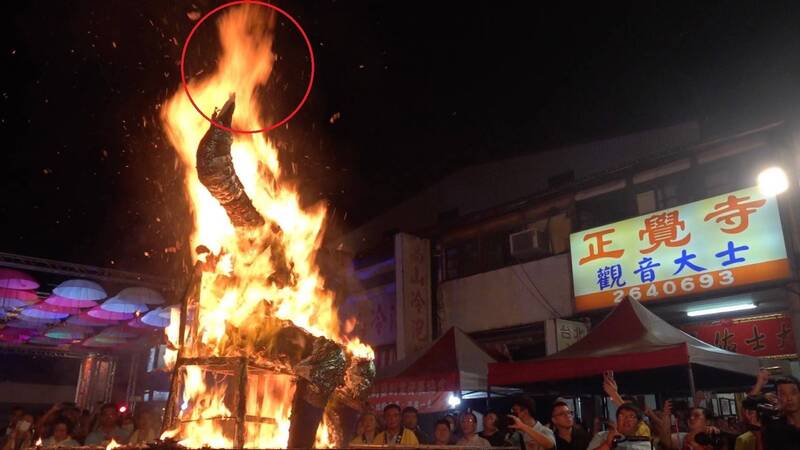 南投縣竹山大士爺文化祭壓軸祭儀，有信眾拍到火化大士爺過程中出現「觀音像」（紅圈）神蹟。（圖由籃志文提供）