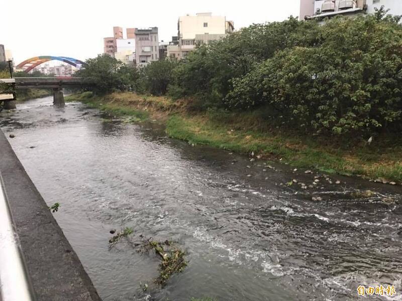 新竹市的河川污染日益嚴重，市議員曾資程籲加強竹科園區排放水的回收再利用規畫。（記者洪美秀攝）