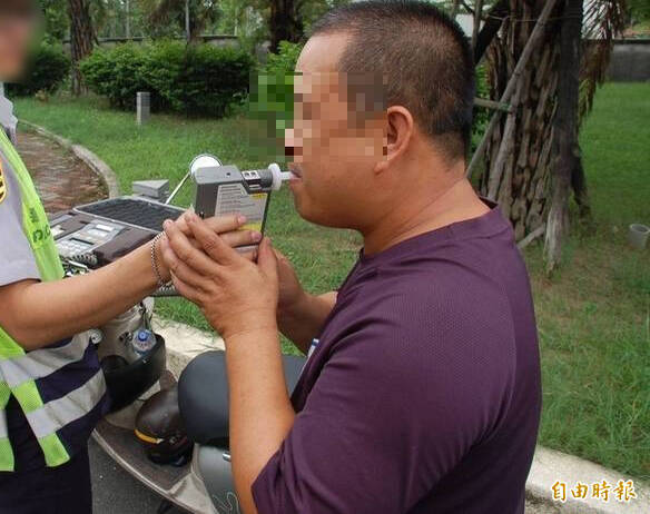 員警追到當事人家中做酒測，證據力無效。（示意圖）