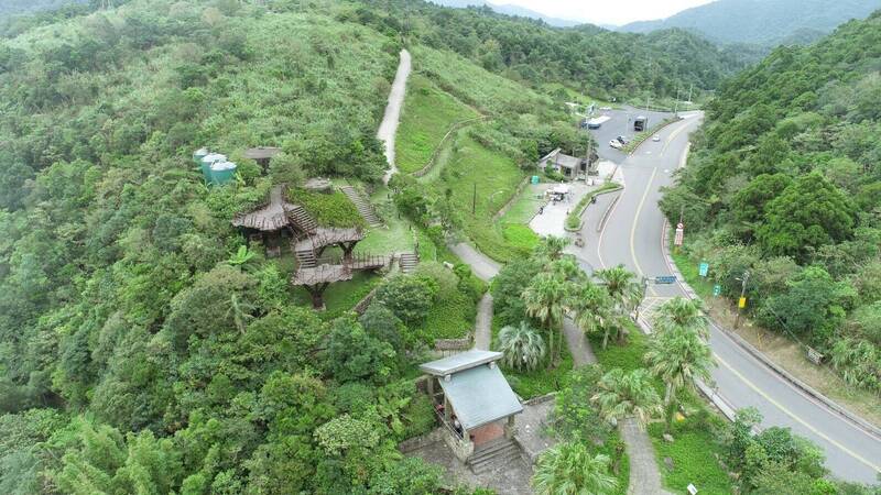 針對石牌縣界公園整建計畫，宜蘭縣府投入休憩空間安全提升、鋪設無障礙道路及重新規劃停車空間等，並會增設戶外型高倍率望遠鏡，公園歷史碑文前也將設置地標地景解說牌。（圖由宜蘭縣府工旅處提供）