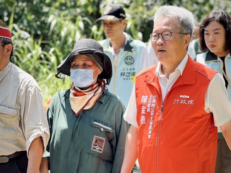 陳金德率相關局處至高雄桃源、那瑪夏現勘。（南服提供）