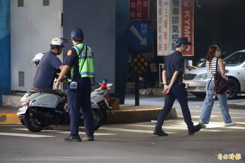 警察指揮交通示意圖。（記者董冠怡攝）