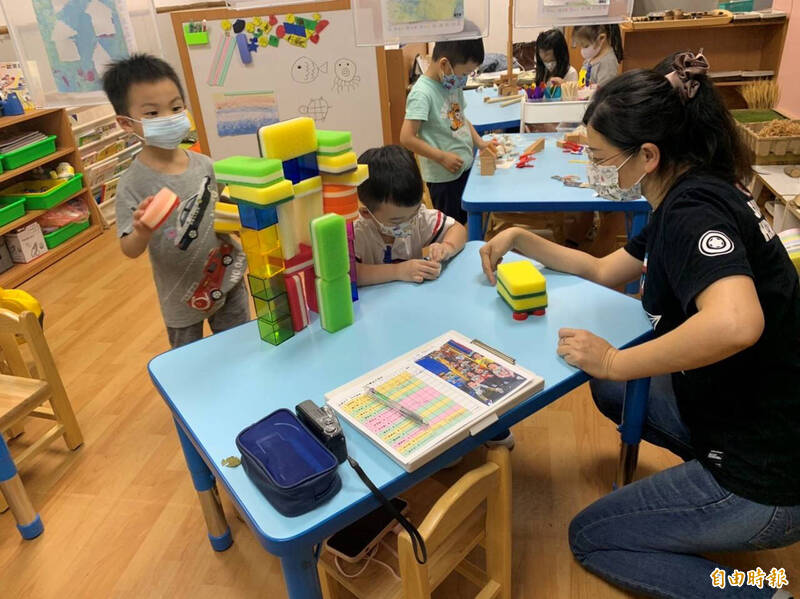 公共幼兒園的教保服務人員教育幼兒認識實務探索。（記者羅國嘉攝）