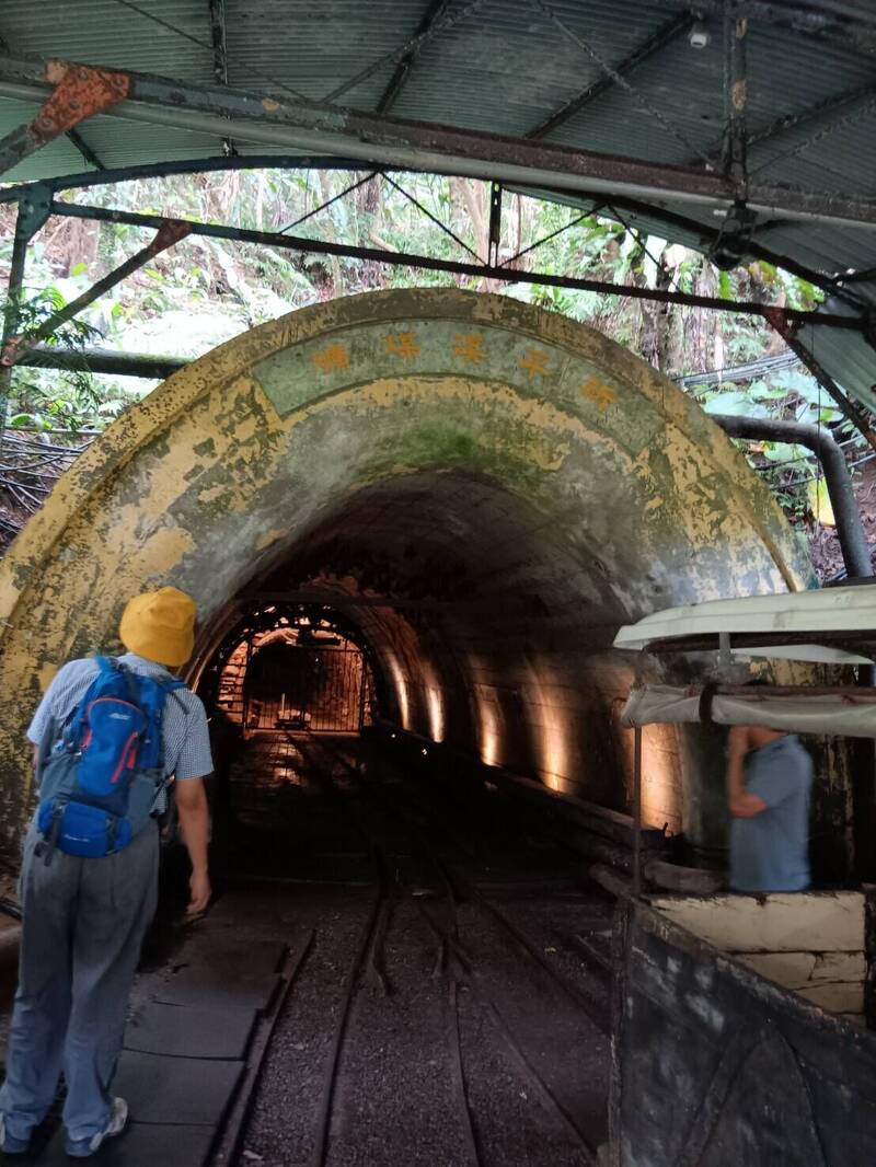 新北市新平溪煤礦博物園區客岁以重點遺址申請「歷史建築或古蹟」，若被認定不具文資價值，恐被动關門熄燈。圖為文資委員於園區進行文化資產保存價值會勘。（新北市文化局提供）