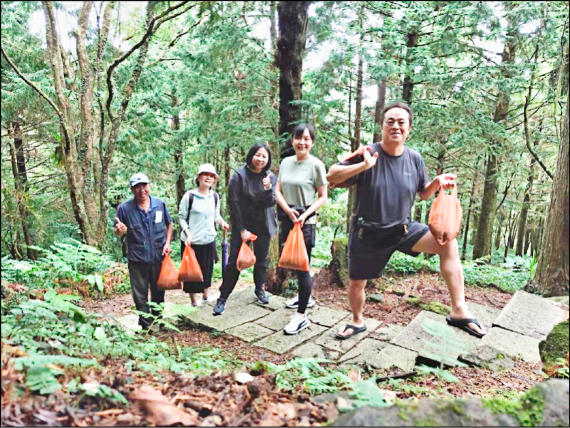 熱心民眾一人一袋攜帶碎石，協助整修東眼山自導式步道。（林業及自然保育署新竹分署提供）