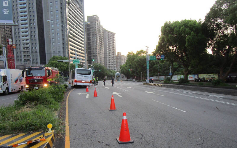 台中客運一輛公車今天清晨偏移自撞中央分隔島。（民眾提供）