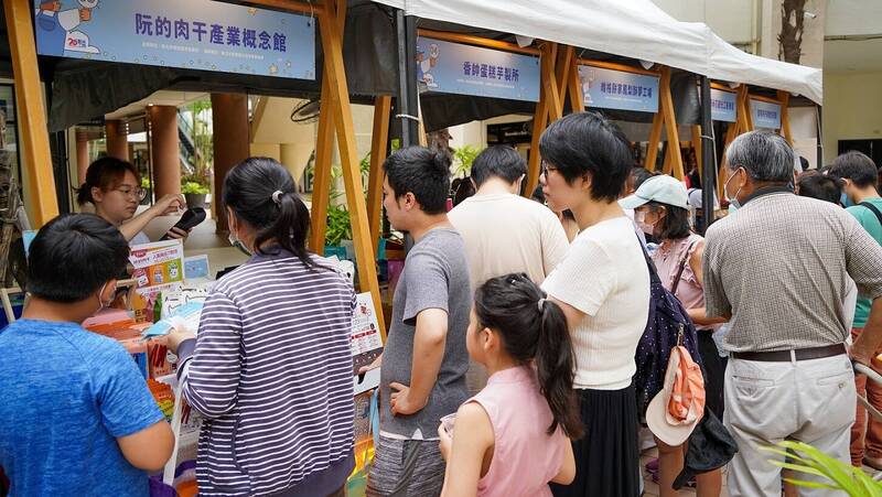 活動包含觀光工廠市集、職涯探索特展區、親子互動趣味舞台、DIY體驗等，圖為去年派動活動現場照片（新北市經發局提供）