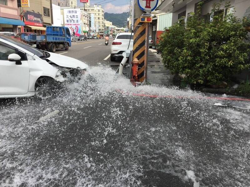 轎車撞斷消防栓。（圖由警方提供）