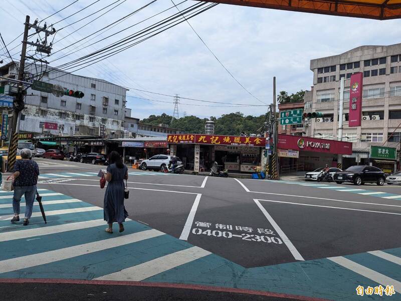 為了讓行人過馬路更方便，基隆市政府於暖暖區暖暖街、東勢街口增設行人專用時相，方便上下學時間，讓學童與高齡者過馬路更方便。（記者俞肇福攝）