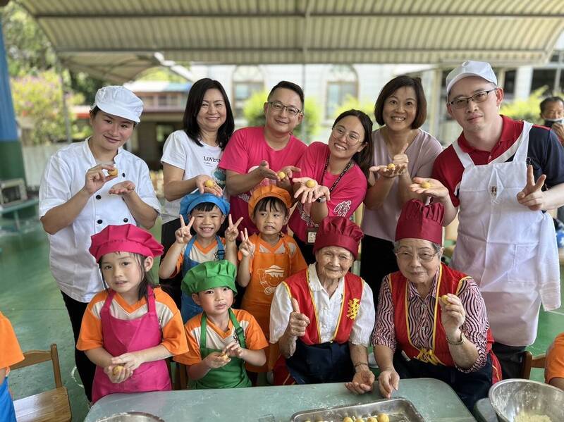 中秋節將至，華山基金會今（28）日於苗栗縣三義鄉名人幼兒園舉行「大細共下來做月餅」活動，邀老字號榮泉餅店師傅，指導百歲人瑞等老寶貝們、孩童與台電苗栗區營業處夥伴，製做一口酥月餅。（圖由華山基金會提供）