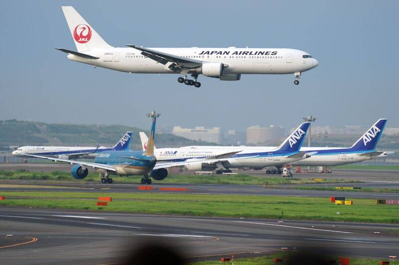 日媒指出，受到颱風影響，日本航空（JAL）與全日空航空（ANA）這幾日已取消近300個航班。（彭博資料照）