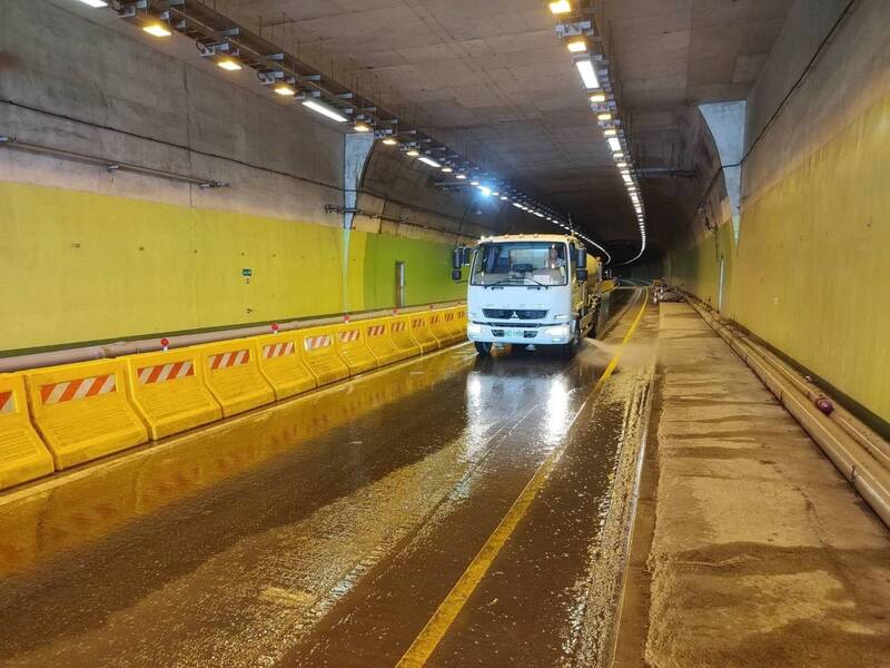 蘇花改中仁隧道2022年因颱風外圍環流挾帶豪大雨湧水量暴增，導致隧道內路面積水、淹水；交通部公路局去年9月開始施工改善南、北向隧道排水，已先完成北上隧道，近期針對南下隧道準備開挖排水道。（資料照）