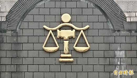 陳員刑事被依偽造文書罪判刑2年、緩刑5年確定後，新北市政府將他移付懲戒；懲戒法院一審判陳員降兩級改敘，但二審日前認為移送時間已逾5年的懲戒行使期間，廢棄一審判決，判決免議確定。（資料照）