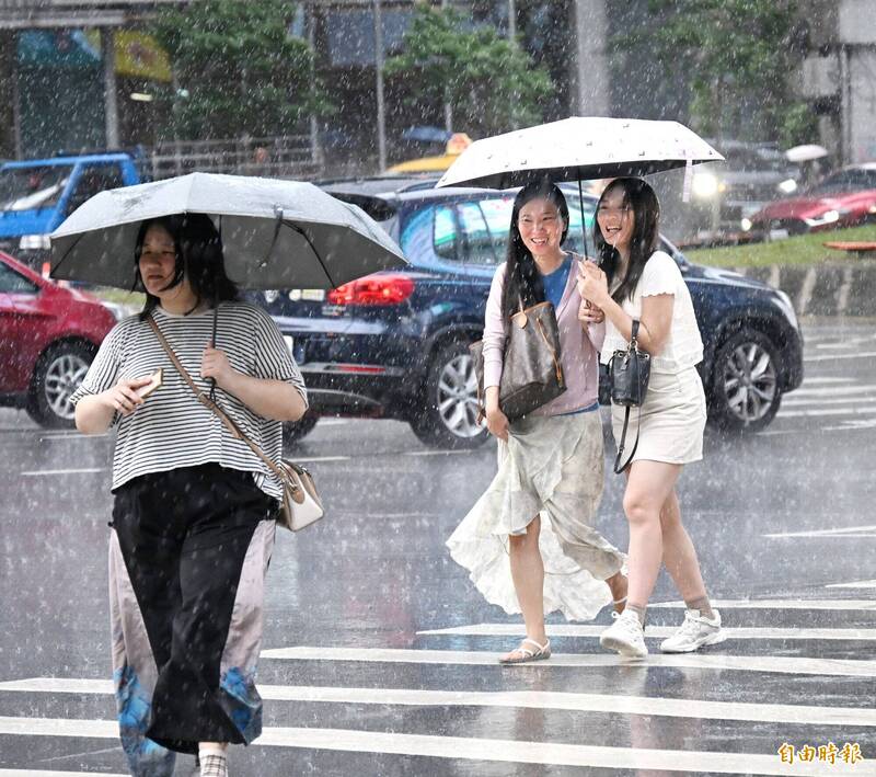 週四（29日）午後雷陣雨範圍擴大，各地都有局部大雨發生的機率。（資料照）