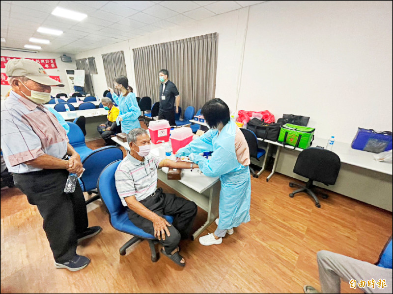 台大醫院雲林分院成立「農業環境與職業健康中心」，服務農業者職業傷病診療等。昨起3天在褒忠鄉舉行健檢。（記者李文德攝）