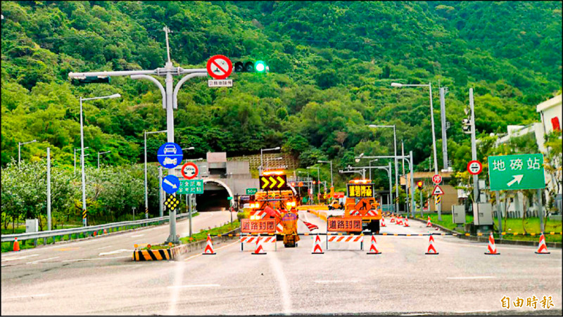 蘇花改中仁隧道正進行排水工程，南下隧道（圖左）9月2日封閉到十月底，北上隧道（圖右）仍在施工，但不封閉。 
（資料照，記者王錦義攝）