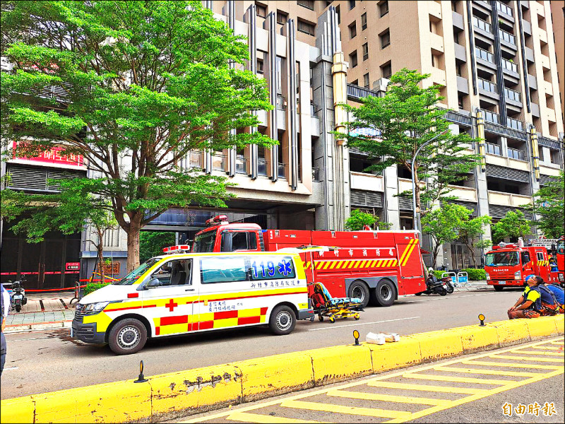 新竹市救護車空跑比例過高，市議員林彥甫批消防人力及救護資源可能因空跑而浪費。圖為救護車出勤情形。（資料照，記者洪美秀攝）