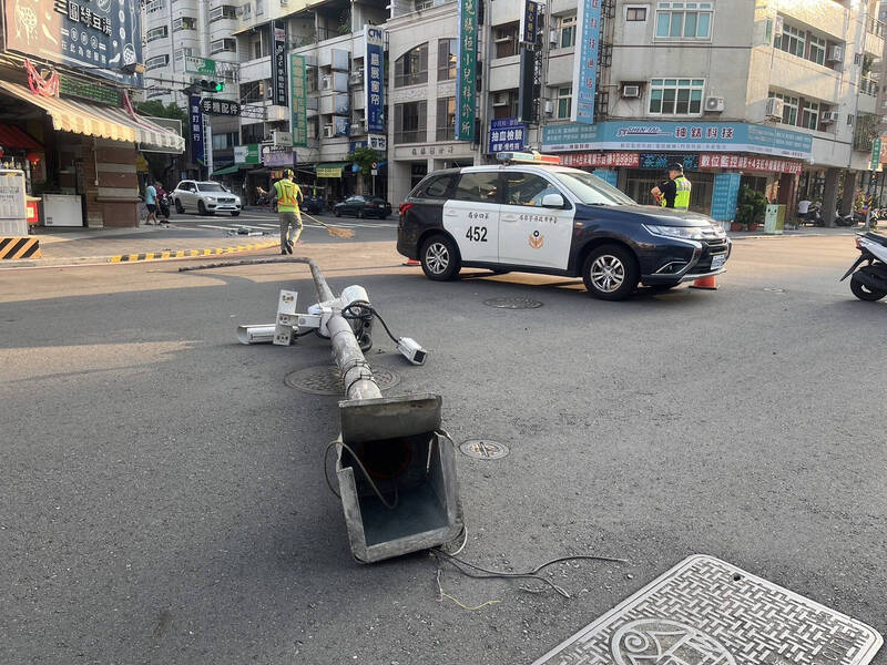 大墩十一街口路燈被撞斷，民眾驚呼「整根光明燈請起來」。（讀者提供）